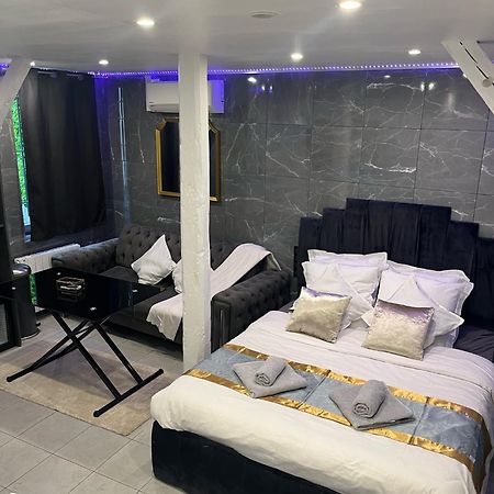 Room & Jacuzzi - Stade De France サン＝ドニ エクステリア 写真