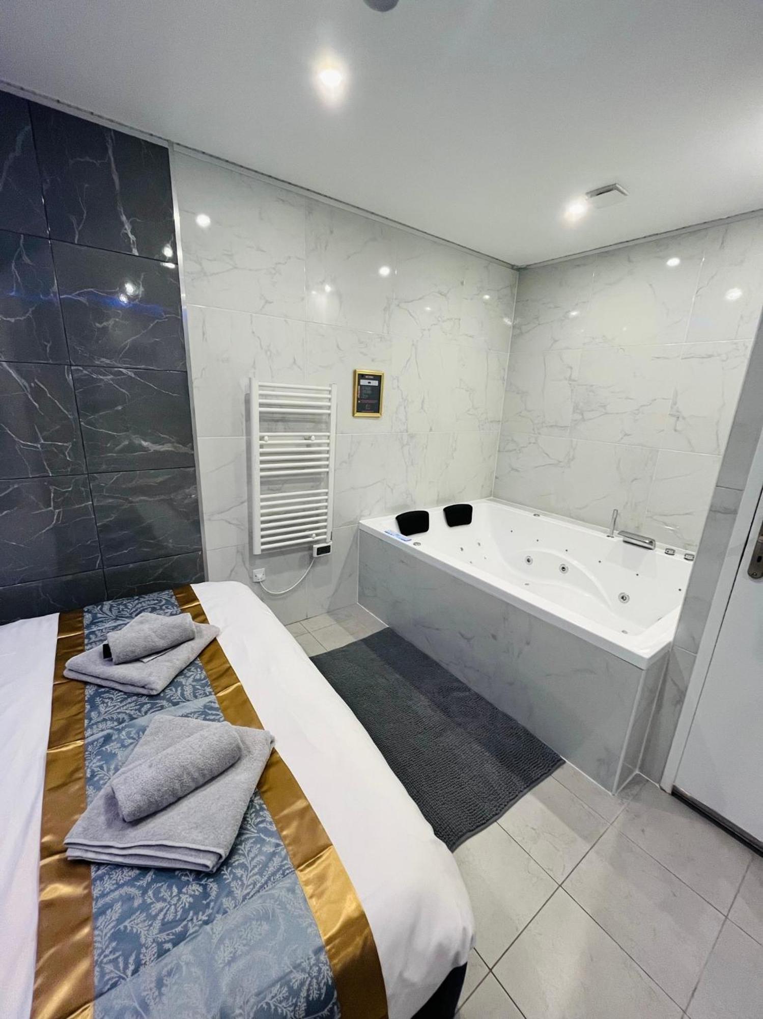 Room & Jacuzzi - Stade De France サン＝ドニ エクステリア 写真