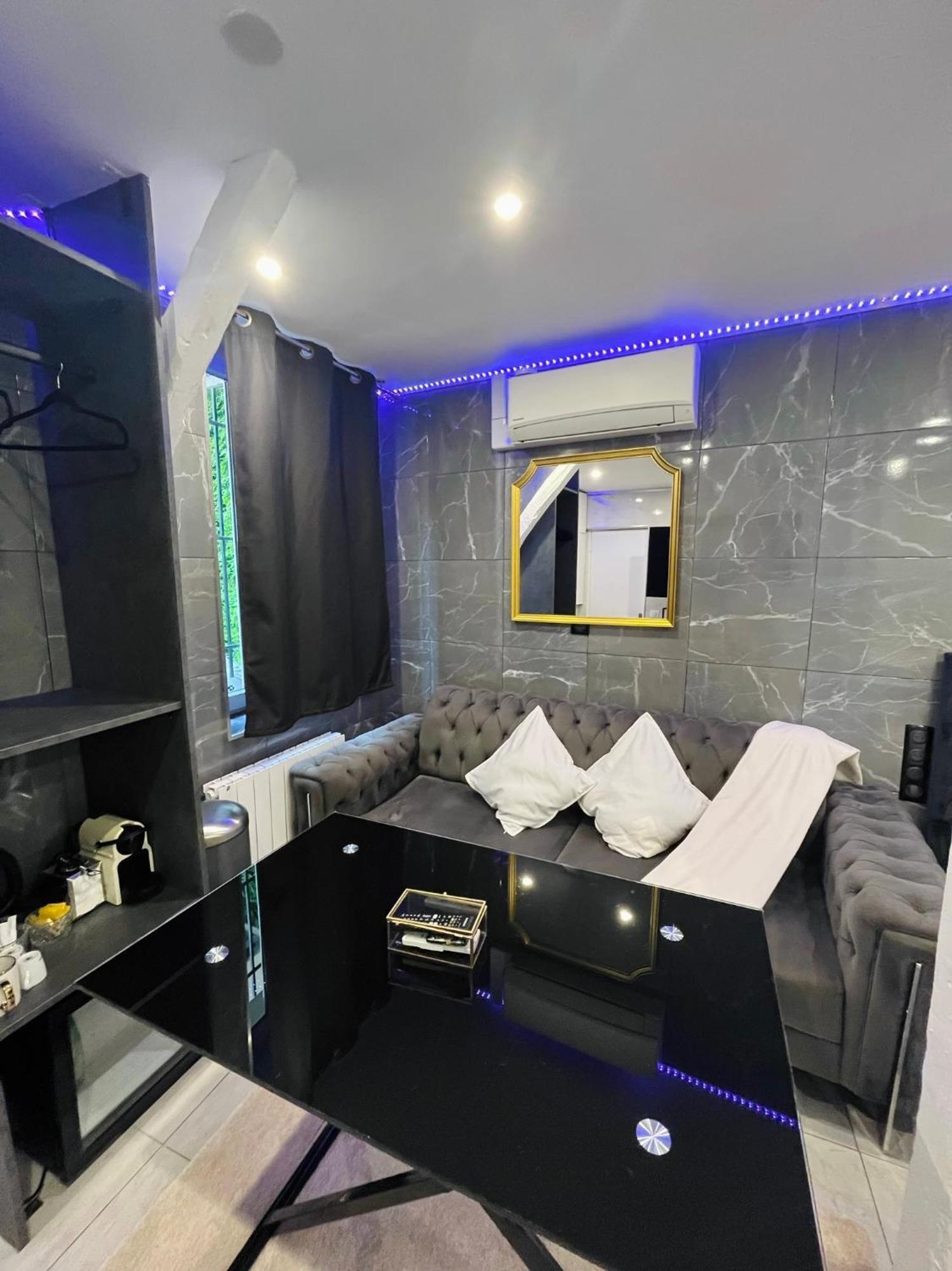 Room & Jacuzzi - Stade De France サン＝ドニ エクステリア 写真