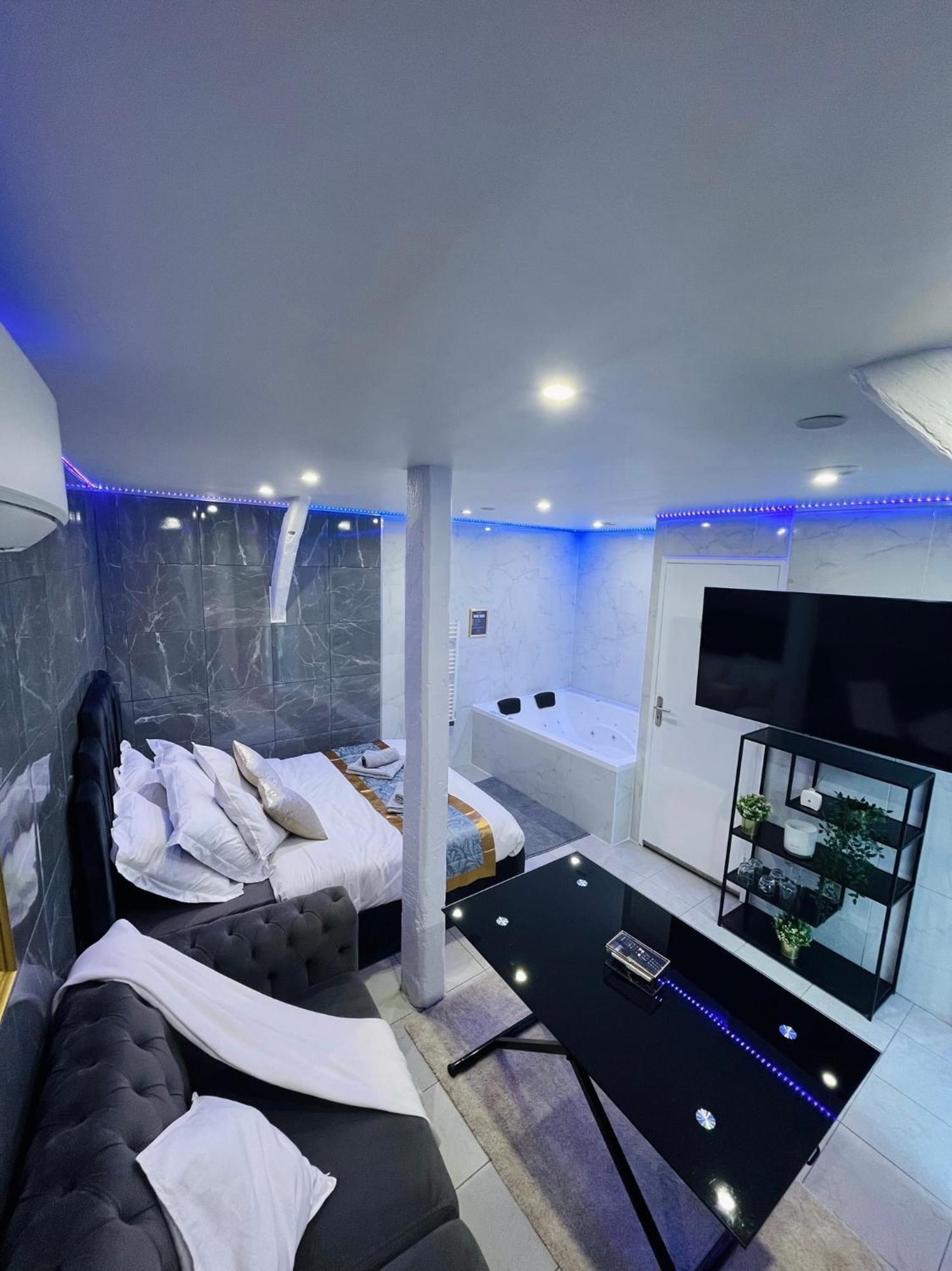 Room & Jacuzzi - Stade De France サン＝ドニ エクステリア 写真