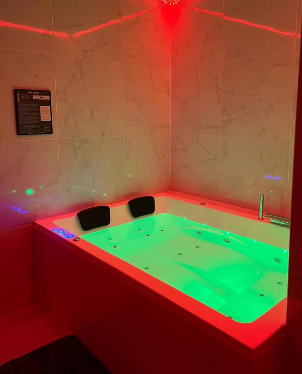 Room & Jacuzzi - Stade De France サン＝ドニ エクステリア 写真