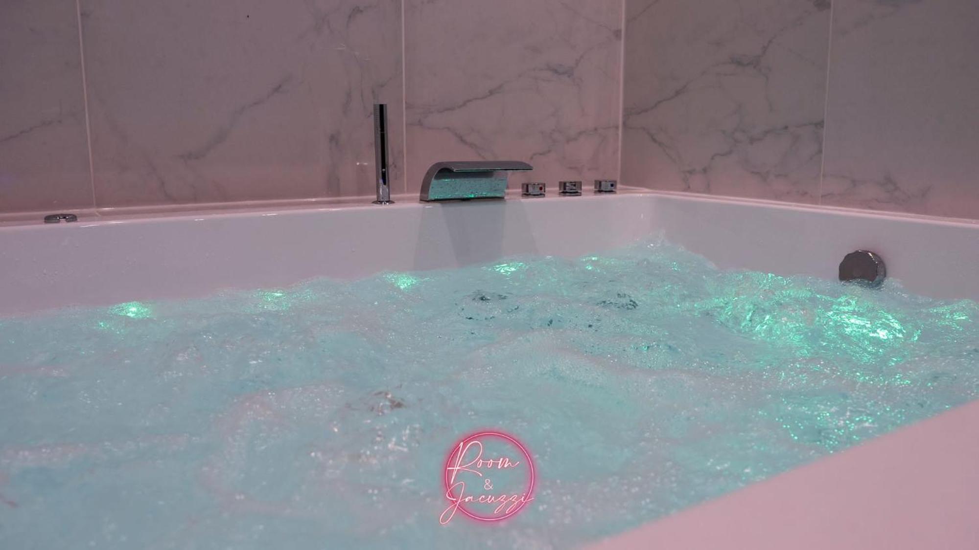 Room & Jacuzzi - Stade De France サン＝ドニ エクステリア 写真