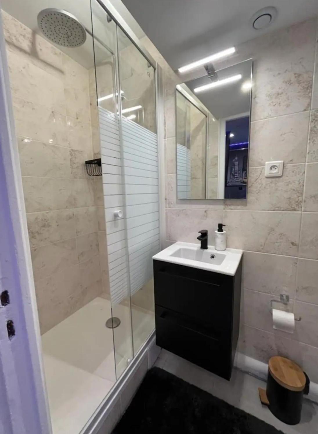Room & Jacuzzi - Stade De France サン＝ドニ エクステリア 写真