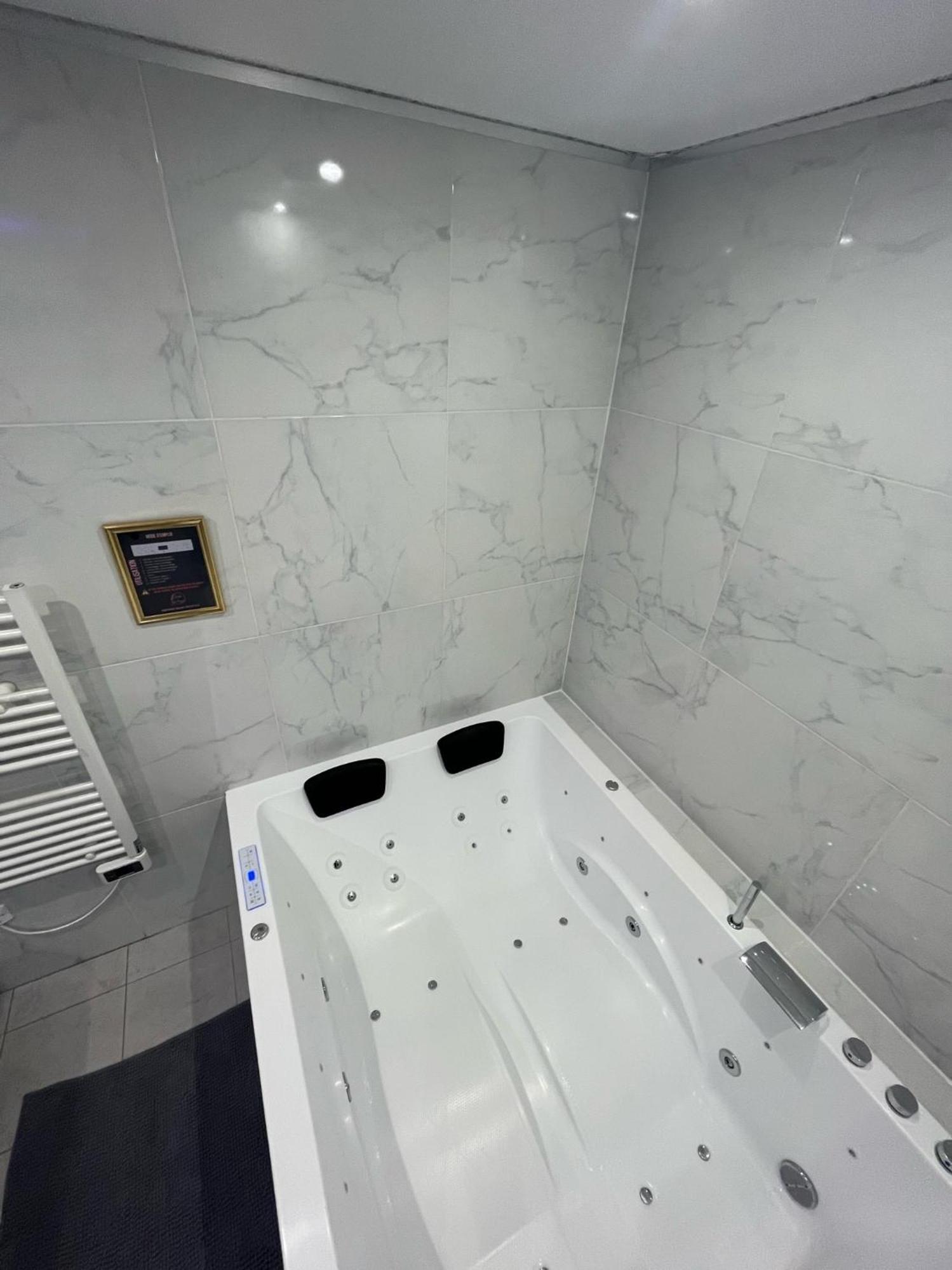 Room & Jacuzzi - Stade De France サン＝ドニ エクステリア 写真