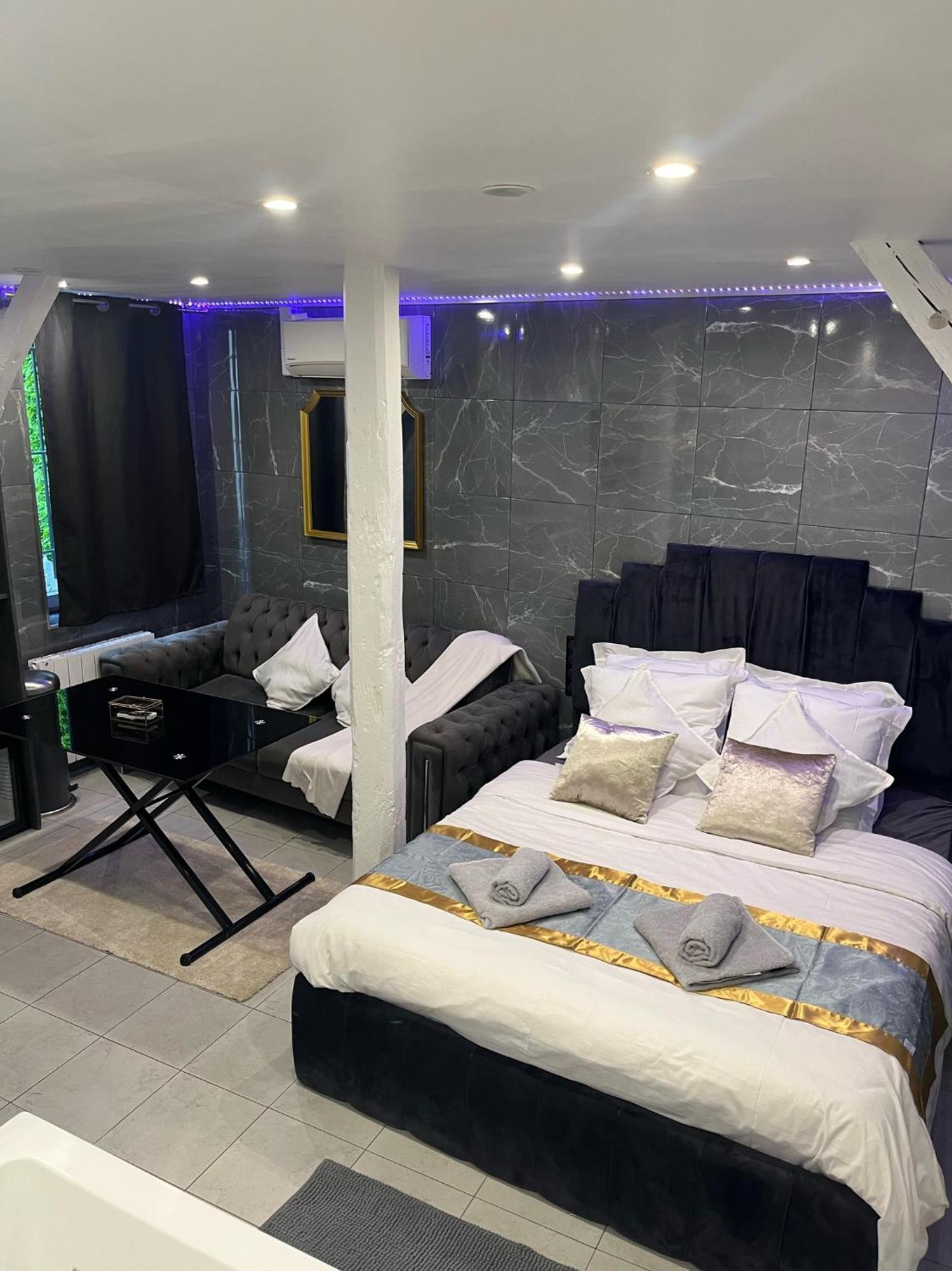 Room & Jacuzzi - Stade De France サン＝ドニ エクステリア 写真